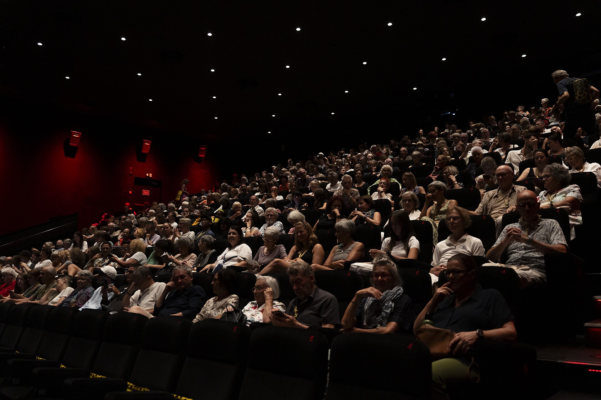 Une salle de cinéma comble avant la projection