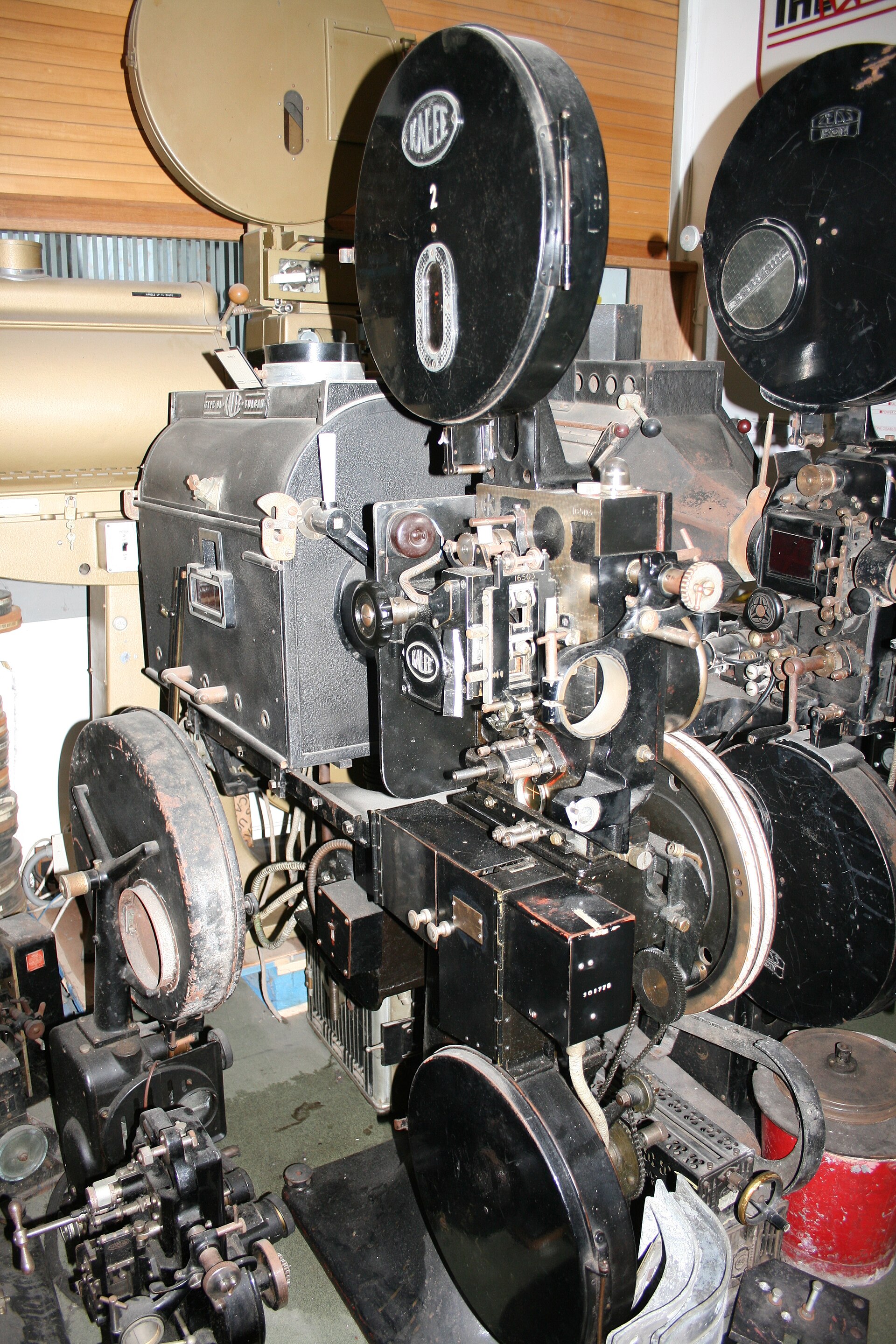Ancien projecteur de cinéma 35 mm